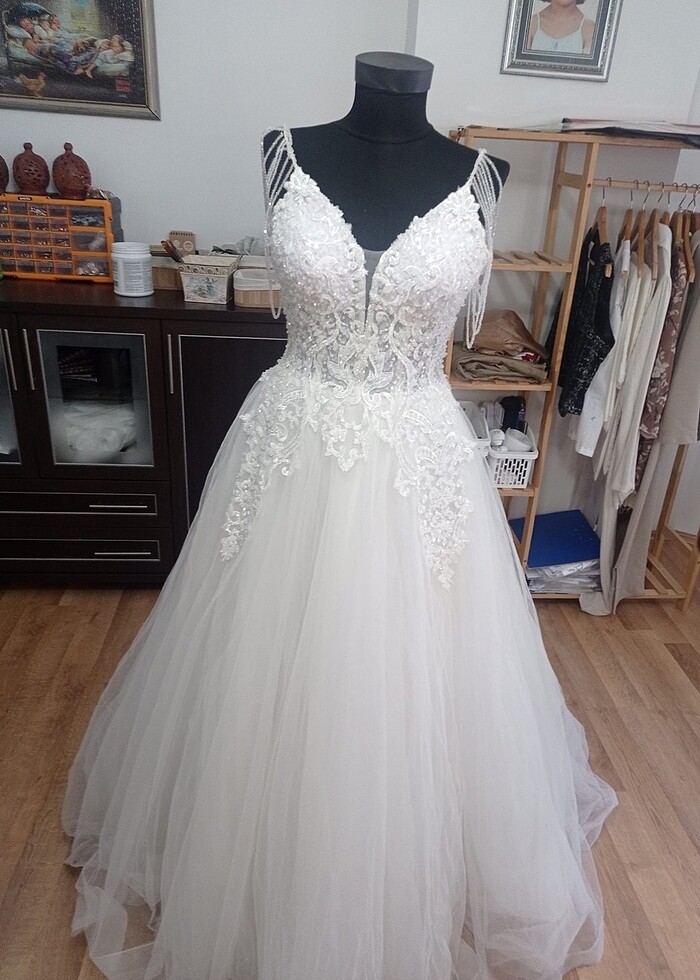 A kesim üstü taşlı gelinlik - Görsel 5