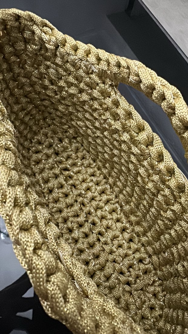 Zincir Detaylı Gold Örgü Kadın Çanta - Görsel 4