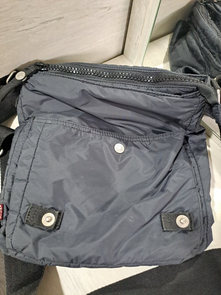 Levi's Siyah Çapraz Çanta — görsel 3/4