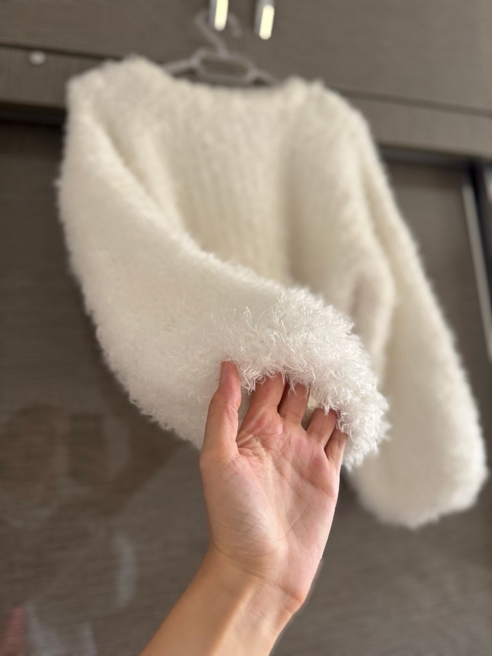 Beyaz Tüylü Kısa Kadın Kazak - Görsel 2