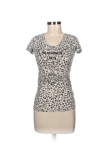 Guess T-shirt %70 İndirimli.