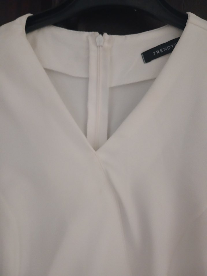 V Yaka Kısa Kollu hafif balon kol Beyaz Midi Elbise - Görsel 5