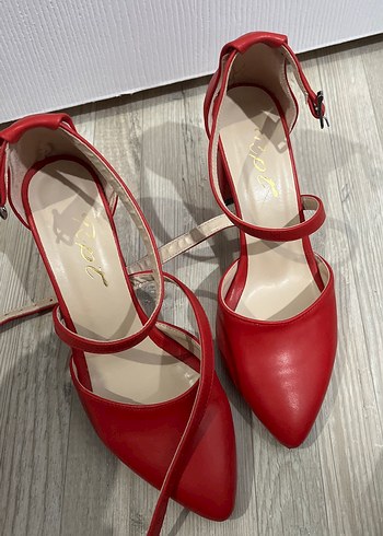 Kırmızı Deri Stiletto Tokalı Kadın Topuklu Ayakkabı