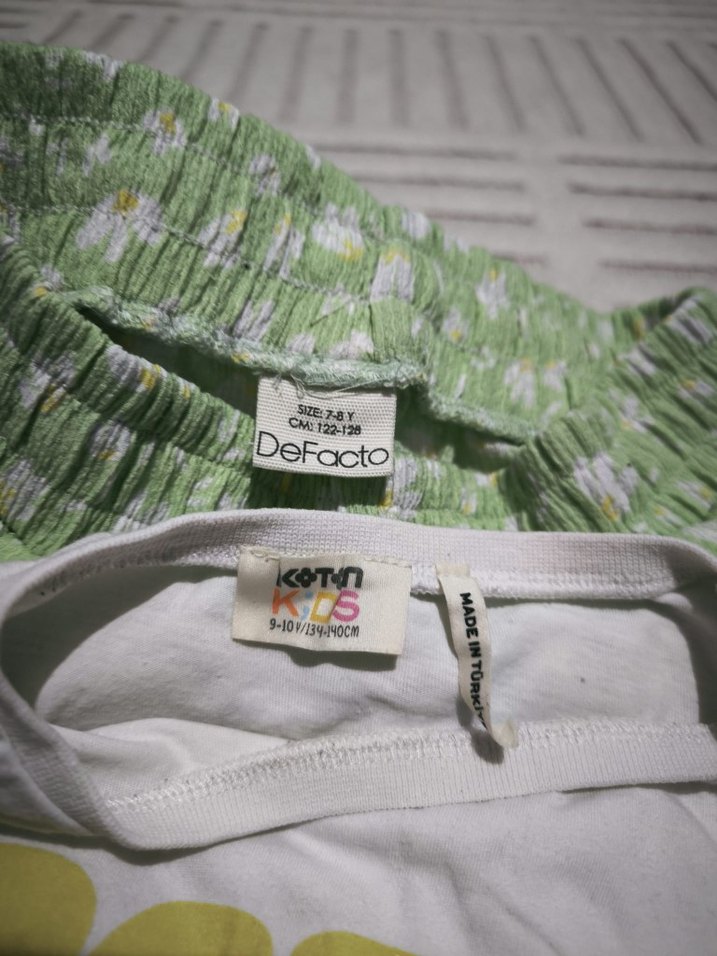 kız çocuk yeşil kapri ile beyaz t-shirt 8/9 yaş - Görsel 4