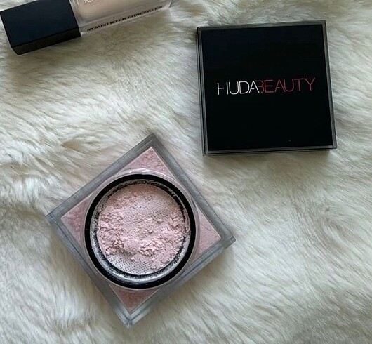 Huda beauty pudra