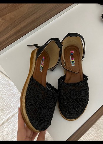 35 Beden Renkli Nakışlı Siyah Dolgu Topuklu Sandalet