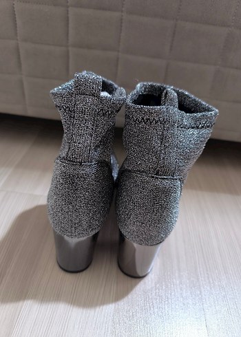 39 Beden Gri Simli Kadın Dolgu Topuk Bot