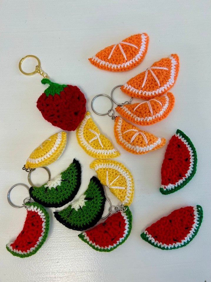 Renkli Örgü Meyve Temalı Anahtarlıklar - Görsel 2