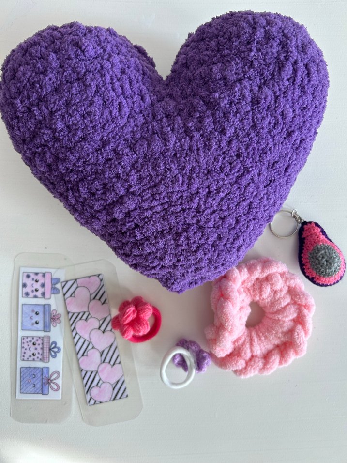Mor Örgü Kalp Yastık ve Aksesuar Seti - Görsel 3