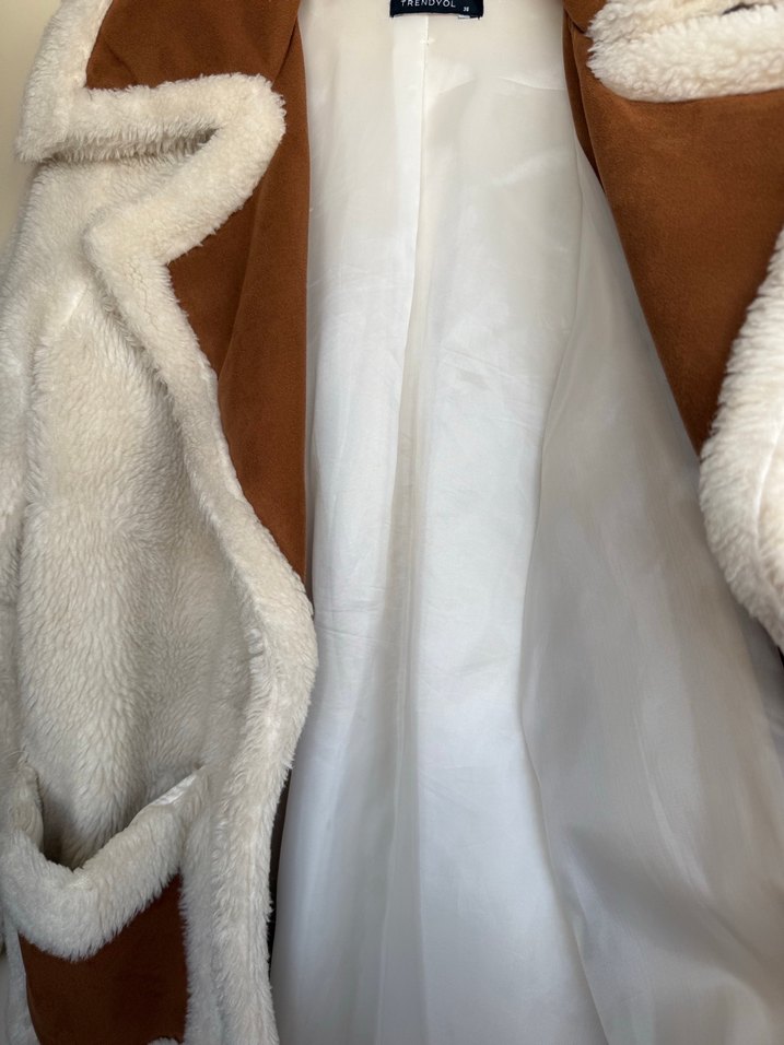 Kahverengi Detaylı Beyaz Peluş Midi Kadın Kaban - Görsel 3