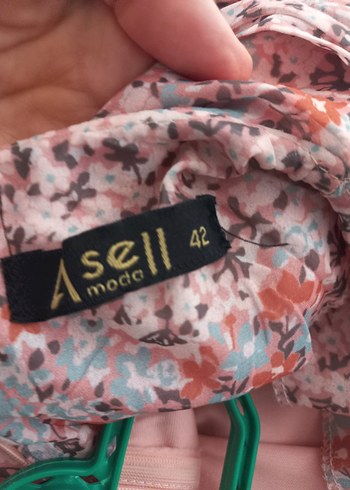 Pembe çiçekli çok sık boydan elbise kemeri üzerinde
