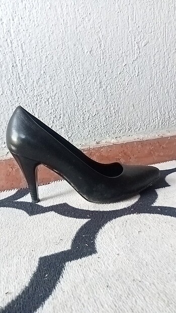 Siyah deri topuklu ayakkabı gön markası dır.