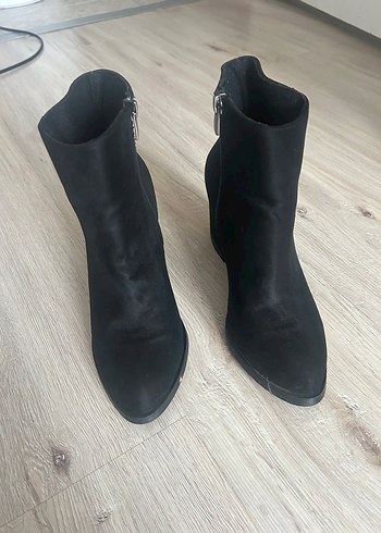 Siyah Süet Tokalı Topuklu Kadın Bot - Görsel 2