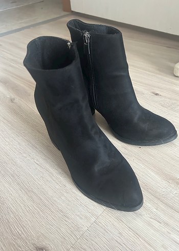 Siyah Süet Tokalı Topuklu Kadın Bot - Görsel 3