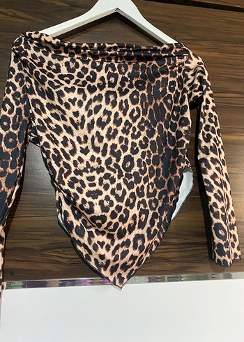 Leopar Desenli Dantel Detaylı Omuz Dekolteli Bluz - Görsel 3