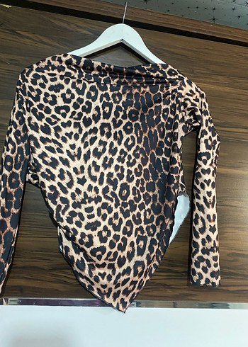 Leopar Desenli Dantel Detaylı Omuz Dekolteli Bluz - Görsel 2