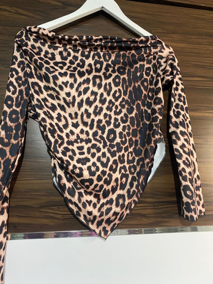 Leopar Desenli Dantel Detaylı Omuz Dekolteli Bluz - Görsel 3