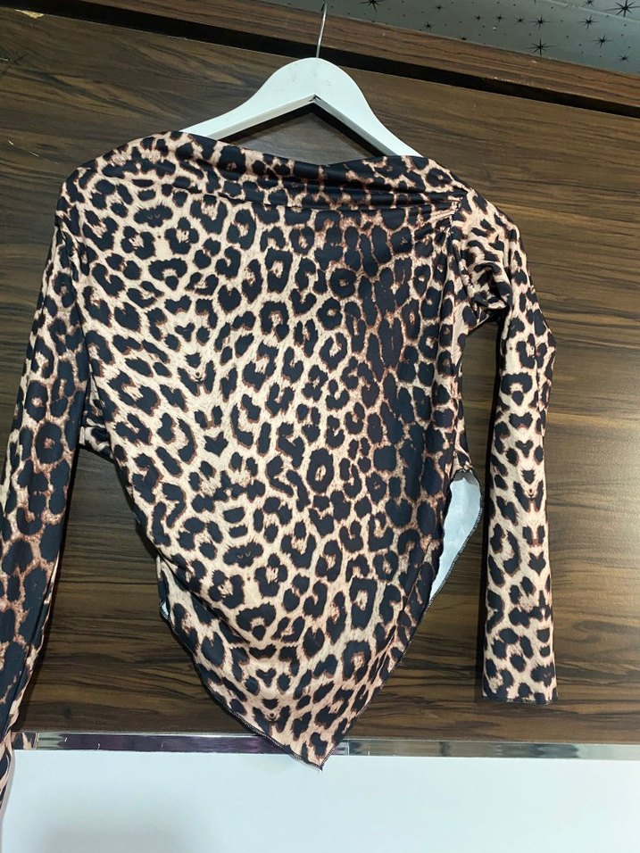 Leopar Desenli Dantel Detaylı Omuz Dekolteli Bluz - Görsel 2