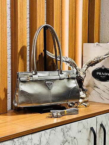 Prada kol çantası