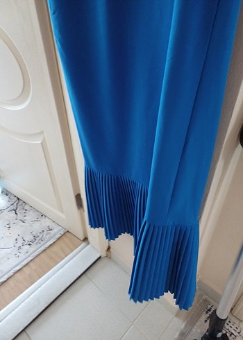 Mavi Saten Görünümlü V Yakalı jile elbise - Görsel 3