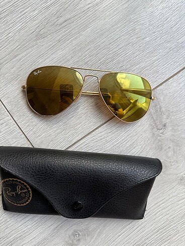Ray Ban Üstünde sarı lekeler ve çizikler olduğu için bu fiyat orijinaldi