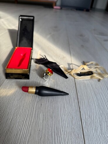 Christian Louboutin Beymenden alınmıştır