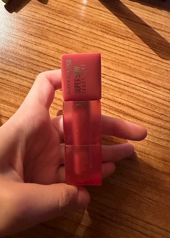 Maybelline Süperstay Kırmızı Parlak Ruj