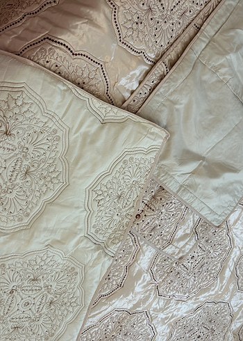 Bej İşlemeli Saten Yatak Örtüsü HEDİYELİ - Görsel 7