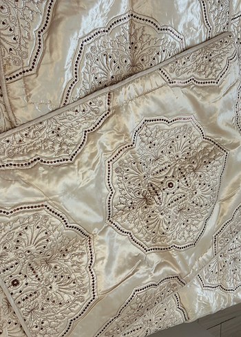 Bej İşlemeli Saten Yatak Örtüsü HEDİYELİ - Görsel 5