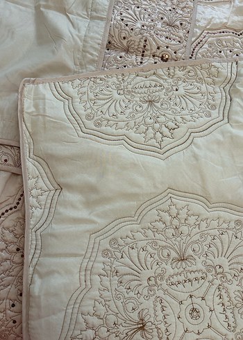 Bej İşlemeli Saten Yatak Örtüsü HEDİYELİ - Görsel 8