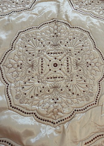 Bej İşlemeli Saten Yatak Örtüsü HEDİYELİ - Görsel 3