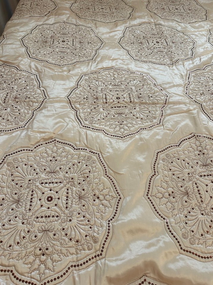 Bej İşlemeli Saten Yatak Örtüsü HEDİYELİ - Görsel 2