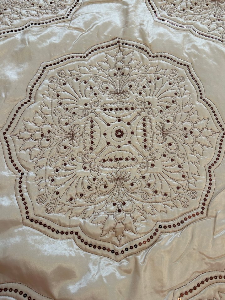 Bej İşlemeli Saten Yatak Örtüsü HEDİYELİ - Görsel 3