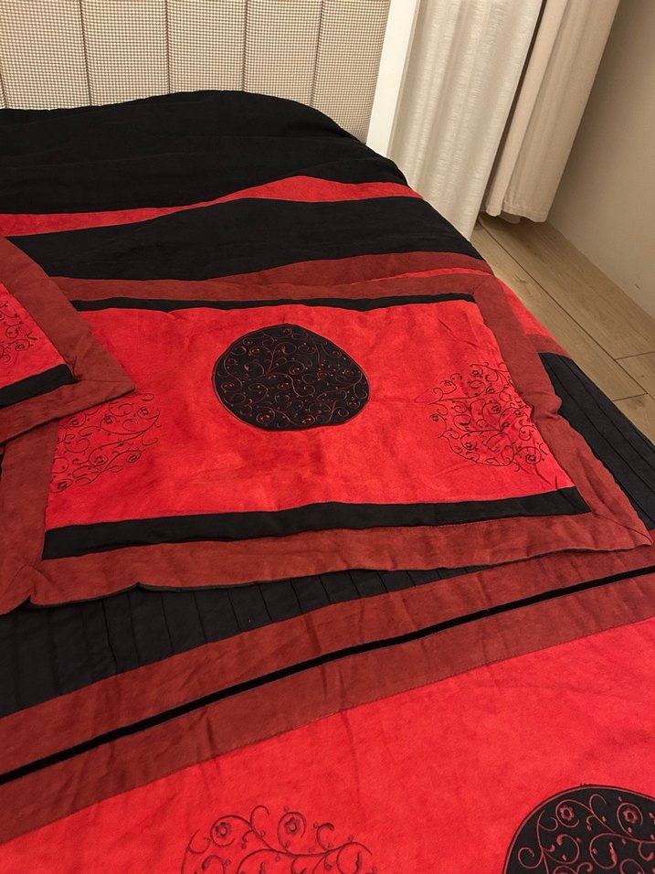 Siyah Kırmızı Yatak Örtüsü - HEDİYELİ - Görsel 4