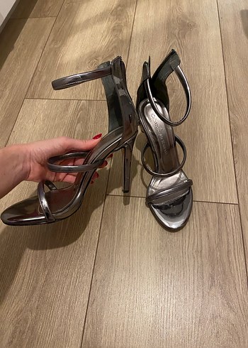 38 Beden Gri Tokalı Topuklu Kadın Ayakkabı