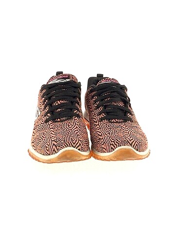 37 Beden Skechers Spor Ayakkabı %70 İndirimli.