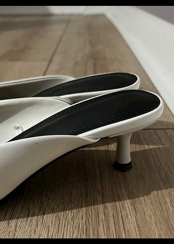 BERSHKA Beyaz Tokalı Mini topuk terlik - Görsel 4