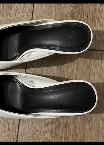 BERSHKA Beyaz Tokalı Mini topuk terlik - Görsel 3