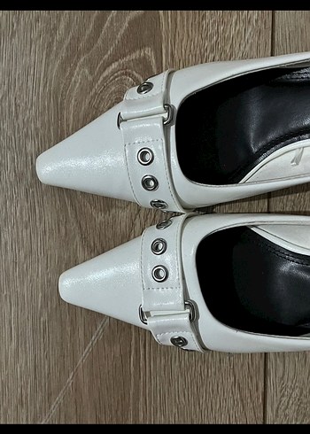 BERSHKA Beyaz Tokalı Mini topuk terlik - Görsel 2