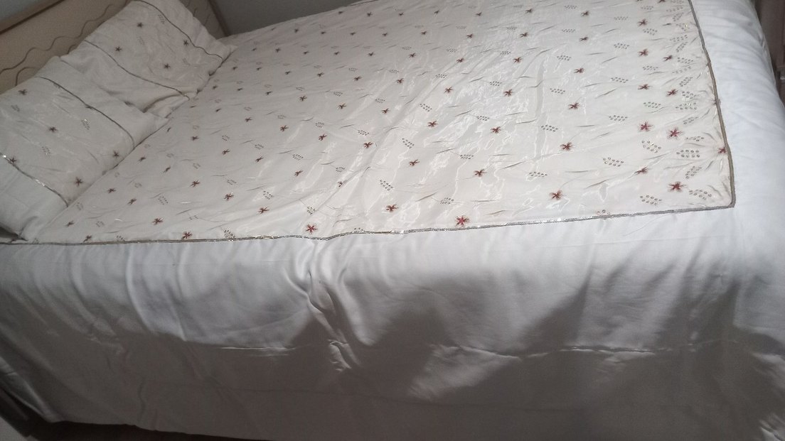 İşlemeli açık krem Yatak Örtüsü - Görsel 2