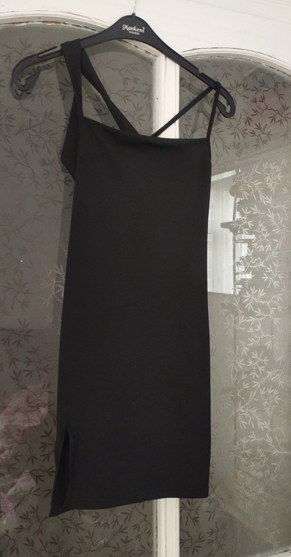 siyah yırtmaçlı elbise - Görsel 2