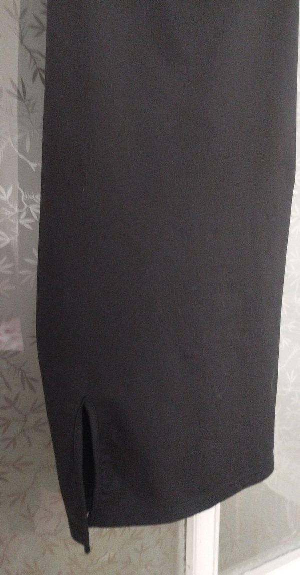 siyah yırtmaçlı elbise - Görsel 4