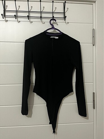 Siyah bodysuit fermuarlı