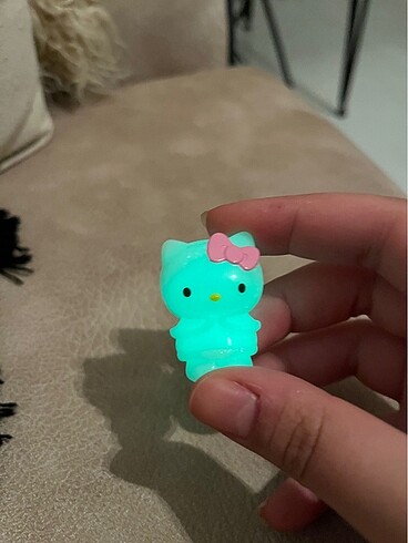 Karanlıkta parlayan hello kitty