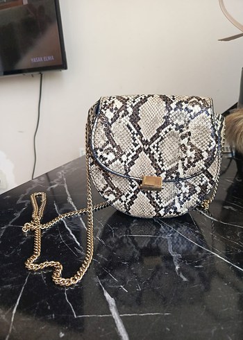 MANGO Gri Yılan Desenli Zincir Detaylı Deri Çapraz Çanta