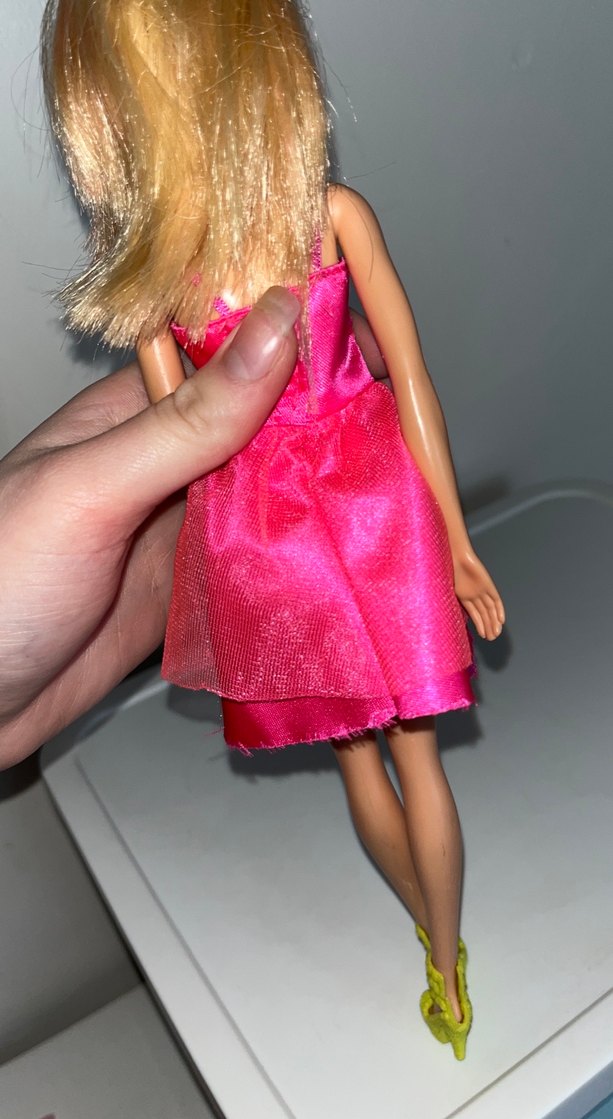 Parlak Pembe Elbiseli Bebek - Görsel 4