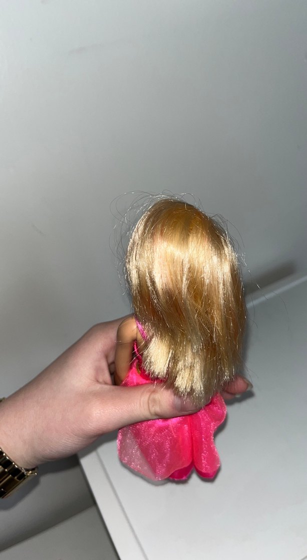 Parlak Pembe Elbiseli Bebek - Görsel 3