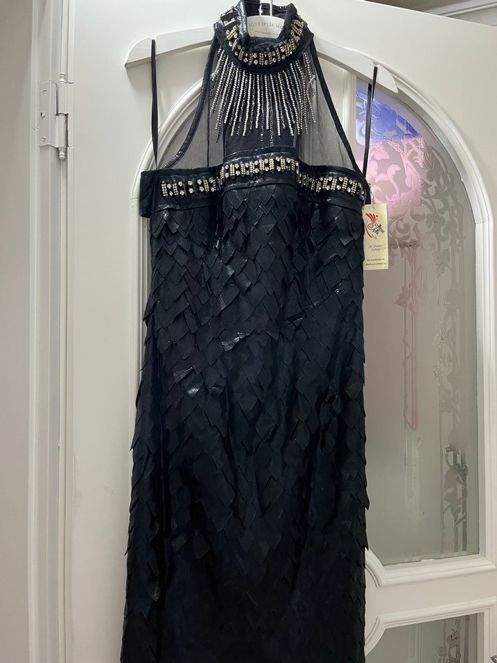 Püskül Detaylı Siyah Uzun Gotik Abiye - Görsel 4