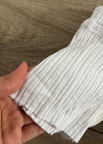 Düğmeli Beyaz Düşük Omuzlu Bluz - Görsel 3