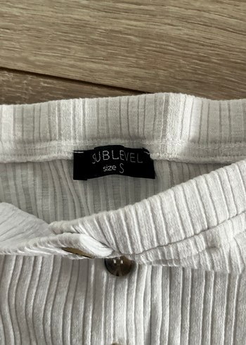 Düğmeli Beyaz Düşük Omuzlu Bluz - Görsel 2